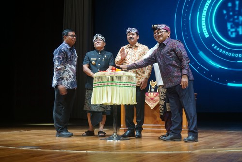 Menteri ATR/BPN Hadi Tjahjanto saat acara penyerahan sertifikat sekaligus mendeklarasikan Kabupaten Badung sebagai kabupaten lengkap, Kamis (25/5/2023). (Agus Eka/detikBali)