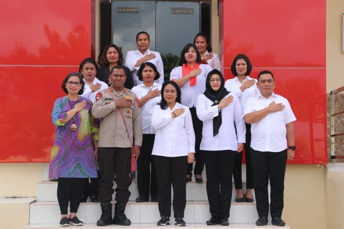 Menteri PPPAI Gusti Ayu Bintang Darmawati pose bersama Kapolda NTT Irjen Johni Asadoma dan jajarannya. (Istimewa).