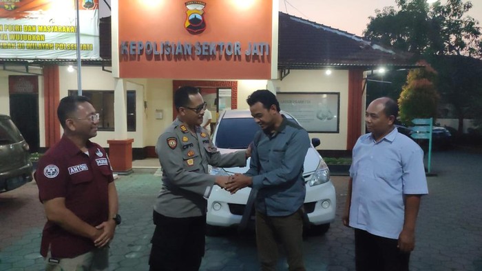 Mobil misterius yang terparkir di SPBU Matahari, Jati, Kudus diambil pemiliknya. Foto diunggah Kamis (25/5/2023).