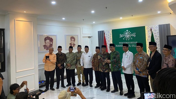 Momen pertemuan Ketum PP PBNU Yahya Cholil Staquf dan Ketum PP Muhammadiyah Haedar Nashir di Gedung PBNU, Jakarta, Kamis (25/5/2023).