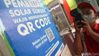 Petugas tengah melakukan pengecekan di SPBU, Jakarta, Kamis (25/5/2023).  