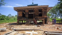 Pekerja menyelesaikan pembangunan musala menggunakan bahan papan dari limbah plastik daur ulang di dalam kawasan Tempat Pembuangan Akhir (TPA) Punggur, Batam, Kepulauan Riau, Rabu (24/5/2023). 