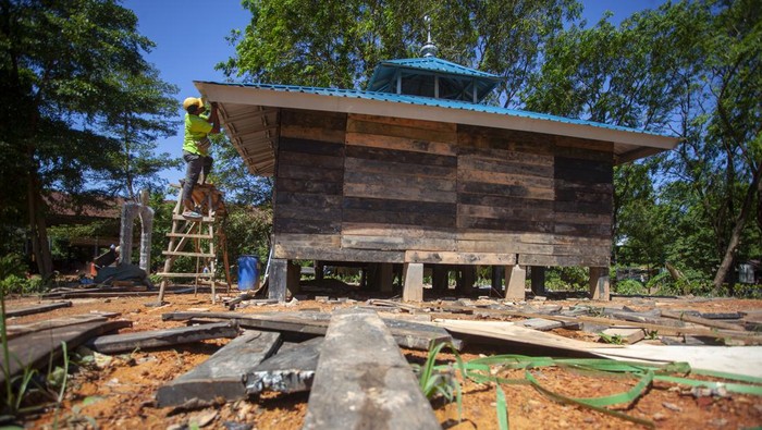 Pekerja menyelesaikan pembangunan musala menggunakan bahan papan dari limbah plastik daur ulang di dalam kawasan Tempat Pembuangan Akhir (TPA) Punggur, Batam, Kepulauan Riau, Rabu (24/5/2023). Pembangunan musala dari limbah plastik daur ulang tersebut merupakan bagian dari peran TPA Punggur dalam pemanfaatan limbah dan sampah. ANTARA FOTO/Teguh Prihatna/nym.