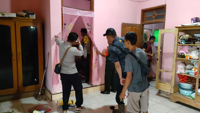 Polisi olah TKP rumah pria di Banyuasin tewas dibunuh perampok.
