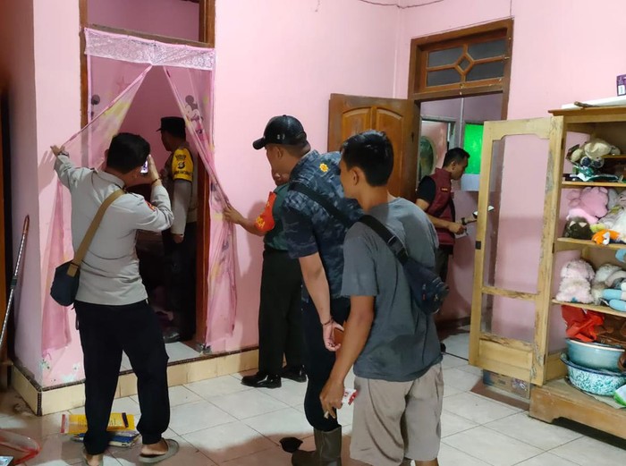 Polisi olah TKP rumah pria di Banyuasin tewas dibunuh perampok.