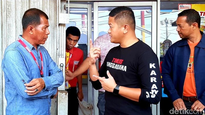 Olah TKP perampokan di mini market Karawang