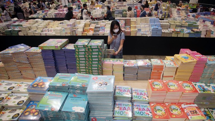 Pengunjung memilih buku yang akan dibeli pada pameran buku Big Bad Wolf (BBW) 2023 di ICE BSD, Tangerang, Banten, Kamis (25/5/2023). Pameran yang mengusung tema 