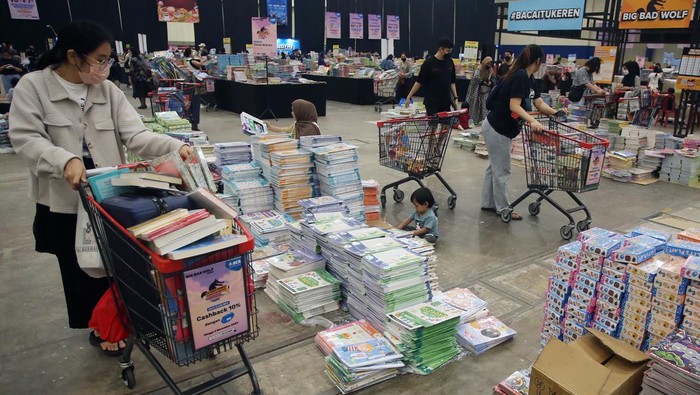Pengunjung memilih buku yang akan dibeli pada pameran buku Big Bad Wolf (BBW) 2023 di ICE BSD, Tangerang, Banten, Kamis (25/5/2023). Pameran yang mengusung tema 