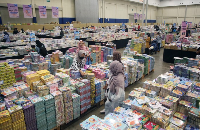 Pengunjung memilih buku yang akan dibeli pada pameran buku Big Bad Wolf (BBW) 2023 di ICE BSD, Tangerang, Banten, Kamis (25/5/2023). Pameran yang mengusung tema #Bacaitukeren berlangsung hingga 5 Juni 2023. ANTARA FOTO/Muhammad Iqbal/aww.