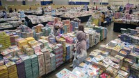 Pengunjung memilih buku yang akan dibeli pada pameran buku Big Bad Wolf (BBW) 2023 di ICE BSD, Tangerang, Banten, Kamis (25/5/2023). 