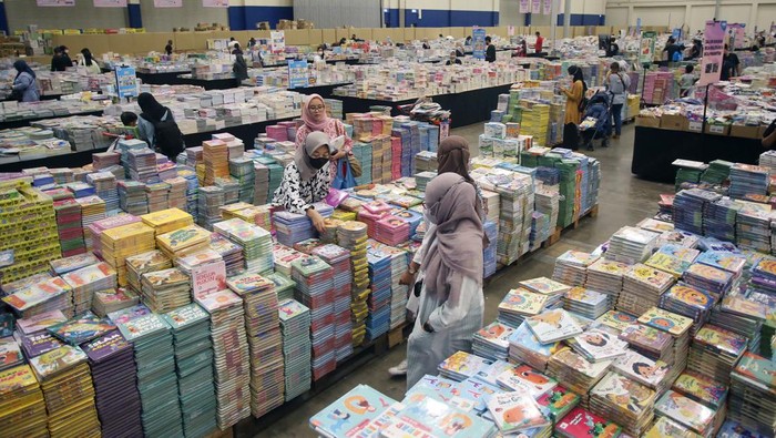 Pengunjung memilih buku yang akan dibeli pada pameran buku Big Bad Wolf (BBW) 2023 di ICE BSD, Tangerang, Banten, Kamis (25/5/2023). Pameran yang mengusung tema 