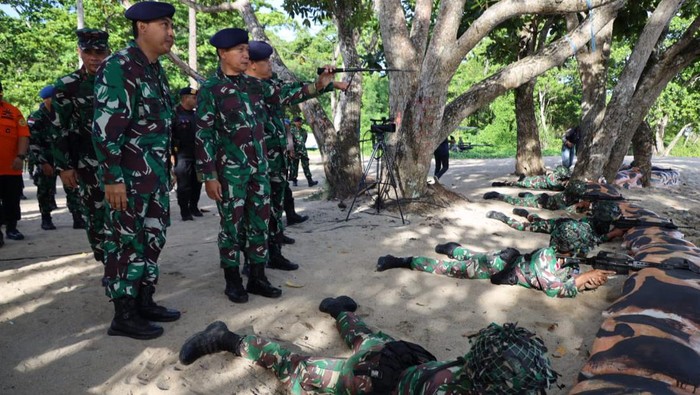 Pangkoarmada III Laksamana Muda TNI Rachmad Jayadi memimpin latihan operasi pertahanan laut di Sorong.