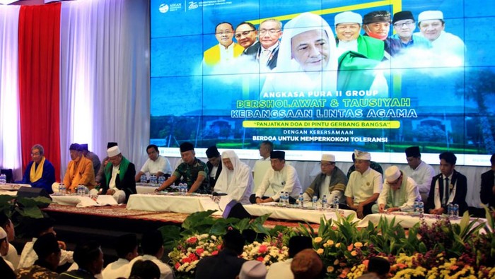 Panjatkan Doa di Pintu Gerbang Bangsa Soekarno-Hatta Komunitas bandara menggelar kegiatan doa bersama bertajuk βPanjatkan Doa di Pintu Gerbang Bangsaβ di kawasan perkantoran Bandara Soekarno-Hatta.
