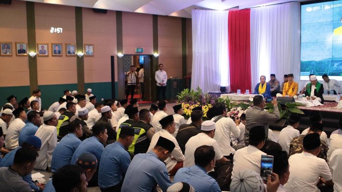 Panjatkan Doa di Pintu Gerbang Bangsa Soekarno-Hatta Komunitas bandara menggelar kegiatan doa bersama bertajuk βPanjatkan Doa di Pintu Gerbang Bangsaβ di kawasan perkantoran Bandara Soekarno-Hatta.