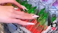 Khloe juga tampak menyetok beberapa minuman kemasan plastik. Ada minuman berwarna merah dan hijau yang tampak segar. Foto: TikTok @khloekardashian
