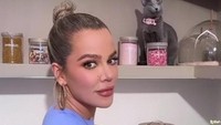 Khloe Kardashian, selebriti Amerika yang kerap mencuri perhatian. Kali ini, videonya di TikTok viral karena menampilkan pantry yang dibuat khusus di dapurnya. Foto: TikTok @khloekardashian