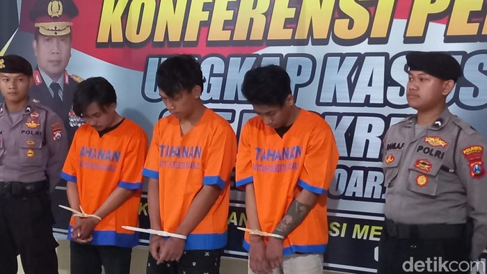 Para pesilat Kera Sakti ditangkap karena menyerang perguruan Pagar Nusa yang sedang berlatih di Sidoarjo