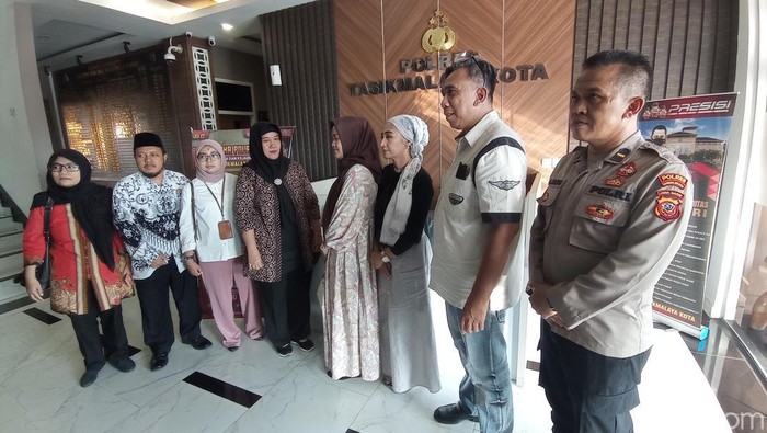 Para pihak terkait di kasus kekerasan SMAN 1 Tasikmalaya berfoto usai berdamai di Mapolres Tasikmalaya Kota.