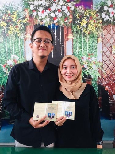 Beredar video viral pasangan Nila Intama dan Eka Yuda, menikah di KUA tanpa makeup dan kebaya mendadak curi atensi warganet di media sosial.