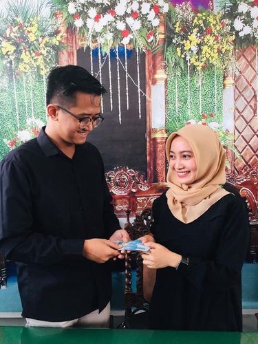 Beredar video viral pasangan Nila Intama dan Eka Yuda, menikah di KUA tanpa makeup dan kebaya mendadak curi atensi warganet di media sosial.