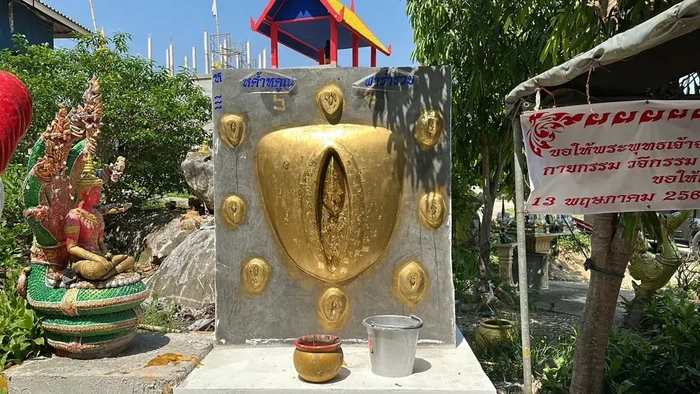 Patung Vagina dan Penis Raksasa