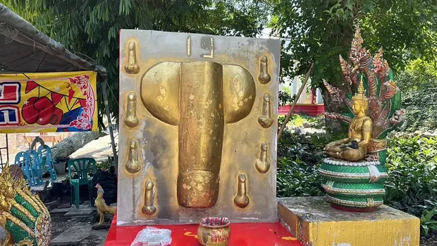 Patung Vagina dan Penis Raksasa