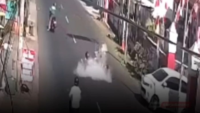 Pedagang bakso bernama Ponidi (56) tersiram kuah panas dagangannya akibat menghindari ojek online (ojol) yang jalan melawan arah.