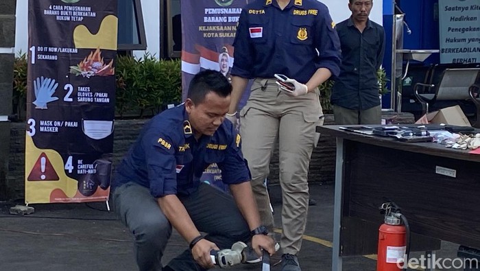 Pedang Pattimura saat dimusnahkan Kejari Sukabumi, Kamis (25/5/2023).