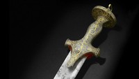 Pedang tersebut terjual melalui lelang yang dilakukan oleh rumah lelang Bonhams asal Inggris. Pedang itu laku dengan harga 7X lipat dari yang diperkirakan. Nima Sagharchi, pihak dari Bonhams, mengatakan pedang milik Sultan Tipu ini berhasil dilelang dan mendapat dua penawar yang saling bersaing guna mendapat pedang tersebut. Penawaran dilakukan melalui sambungan telepon.  
