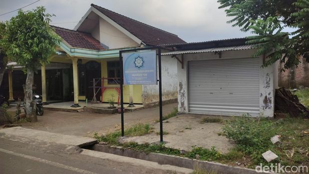 Densus 88 menangkap pria terduga teroris di Malang, Jawa Timur pada Selasa (23/5) malam. Selain itu, Densus 88 juga menggeledah rumah pria tersebut di Surabaya.