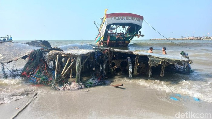 Nelayan Desa Weru, Kecamatan Paciran, Lamongan menemukan bangkai pesawat di kedalaman laut 30 meter. Diduga, pesawat itu sisa peninggalan era Perang Dunia 2.