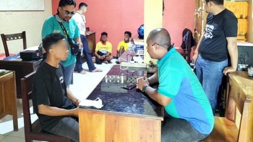 Ketiga pelaku pengeroyokan yakni ET, MN, dan YBA saat diamankan oleh tim serigala Polsek Kelapa Lima, Kota Kupang, NTT. (Istimewa).