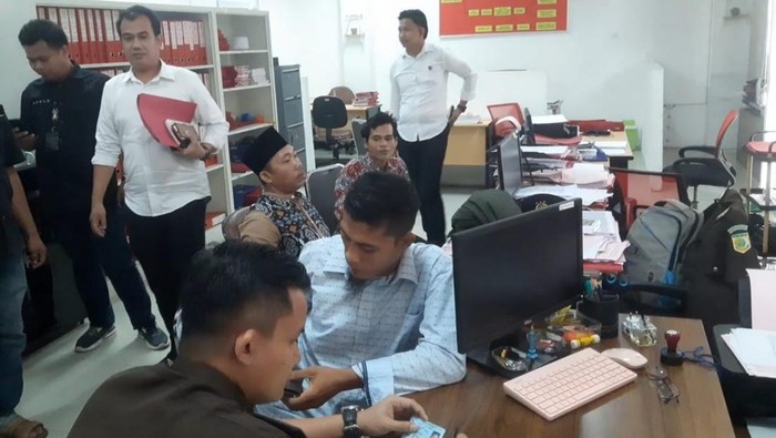 Pengikut aliran sesat Raja Adil saat diperiksa polisi. (Foto: Istimewa)