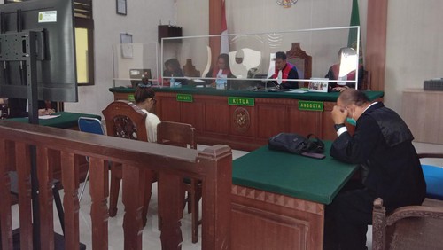 Sarah Agatha, terdakwa kasus penipuan pembuatan visa Kartu Izin Tinggal Terbatas (Kitas) saat mendengarkan putusan Hakim Ketua Yogi di PN Denpasar, Kamis (25/5/2023).