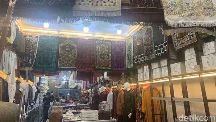 Penjualan perlengkapan ibadah haji di Medan masih lesu.