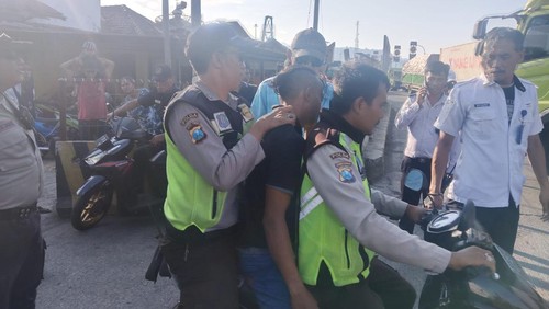 Korban percobaan bunuh diri dengan cara menceburkan diri ke Selat Bali dari KMP Trans Jawa 9 saat dievakuasi kepolisian di wilayah Pelabuhan Ketapang, Kamis (25/5/2023). (Istimewa)