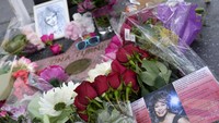 Bunga mengelilingi bintang mendiang penyanyi Tina Turner di Hollywood Walk of Fame di Los Angeles, Rabu (24/5/2023). Tina Turner meninggal dunia pada Rabu (24/5) di Swiss. Ia meninggal setelah sakit di rumahnya di Kusnacht dekat Zurich.