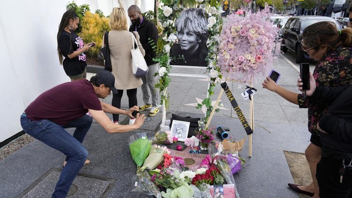 Penyanyi Legendaris Tina Turner Meninggal, Walk of Fame-nya Penuh Bunga A portrait of the late singer Tina Turner sits next to flowers at her star on the Hollywood Walk of Fame, Wednesday, May 24, 2023, in Los Angeles. Turner died Tuesday at 83 after a long illness. (AP Photo/Chris Pizzello)