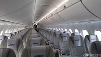 detikTravel sempat naik penerbangan A220-300 yang dioperasikan airBaltic yakni maskapai nasional Latvia. Pesawat itu memiliki 148 kursi yang terbagi menjadi 3-2. Foto: Putu Intan/detikcom
