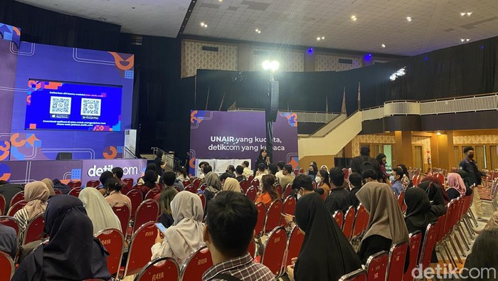 Peserta #DemiIndonesia Siap Kerja sudah memenuhi tempat duduk yang disediakan di Gedung ACC Unair.