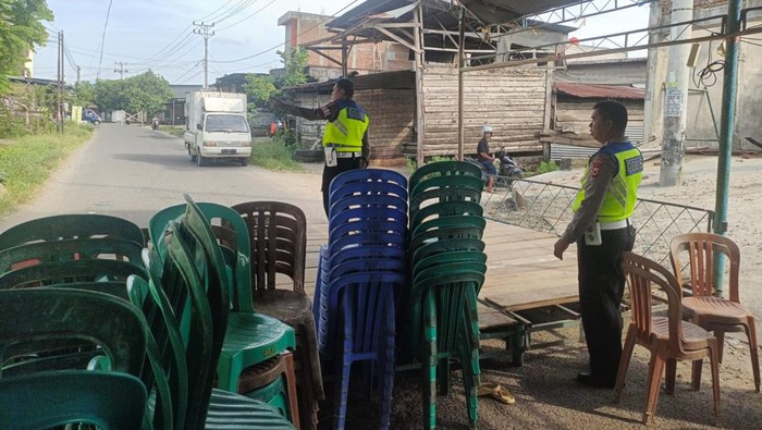 Pesta pernikahan di Pinrang menghalangi jalan pengendara diprotes warga.