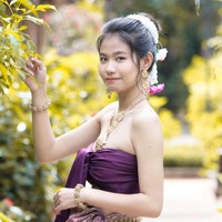 Seorang gadis Kamboja bernama Phyadeth Rotha mendadak tenar setelah tampil di pertandingan final sepak bola dalam SEA Games 2023. Ia jadi perbincangan netizen Indonesia setelah pemain Marselino Ferdinand meliriknya setelah dikalungkan medali emas. Foto: Instagram Phyadeth Rotha