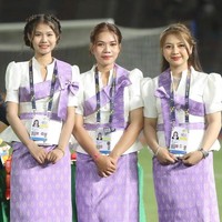 Dalam video yang beredar, Marselino menerima boneka dan medali emas di Stadion Olimpiade, Phnom Penh, Kamboja setelah kemenangan timnya oleh Erick Thohir beberapa waktu lalu. Setelah pengalungan, pria itu pun sempat melihat ke Phyadeth dan menganggukan kepala seolah menyapa. Meski ekspresi wajahnya tidak terlihat tapi Phyadeth tampak memberikan senyuman.Foto: Instagram Phyadeth Rotha