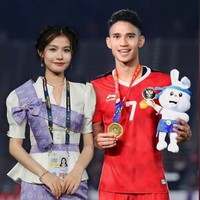 Tak hanya itu, Phyadeht juga membanggakan momennya dengan Marselino. Wanita tersebut mengunggah sejumlah editan foto mereka di TikTok.Foto: Instagram Phyadeth Rotha