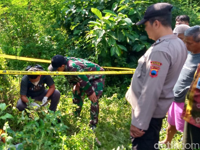 Polisi melakukan pemeriksaan di lokasi penemuan mayat pria di Desa Karanganom, Kecamatan Karanganom, Klaten, Kamis (25/5/2023).