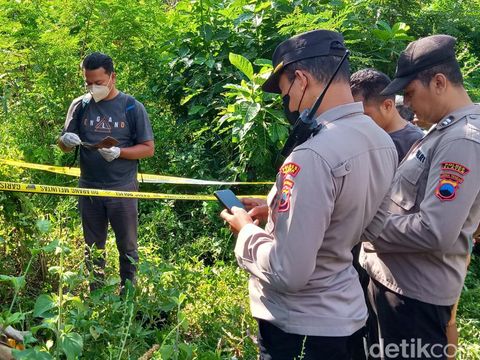 Polisi memeriksa jenazah pria yang ditemukan di kebun kosong Desa Karanganom, Klaten, Kamis (25/5/2023) siang.