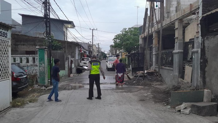 Polisi saat melakukan pemeriksaan di lokasi bocah ditabrak truk di Makassar.
