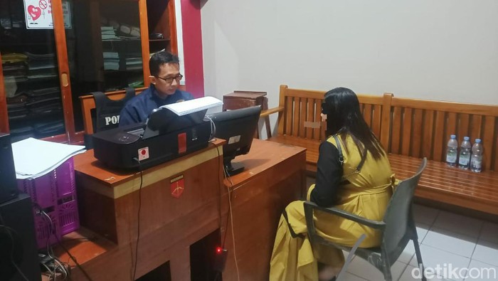 Polisi saat memeriksa wanita hamil pelaku pencurian uang dan handphone di masjid Nganjuk