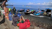 Namun transportasi antarpulau dengan kapal motor di daerah itu masih terkendala infrastruktur yaitu belum adanya dermaga sehingga warga setempat masih kesulitan bongkar muat barang.  
