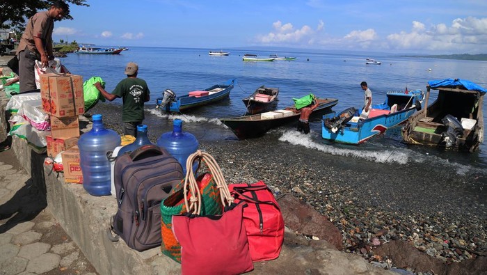 Sejumlah anak suku Bajo melompat ke laut di Perkampungan Bajo Sangkuang, Pulau Bacan, Kabupaten Halmahera Selatan, Maluku Utara, Rabu (24/5/2023). Perkampungan suku Bajo yang telah dijadikan sebagai desa wisata tersebut dihuni oleh 2.350 jiwa dari 548 kepala keluarga yang sebagian besar masih tinggal di atas air dan dikenal sebagai penangkap ikan ulung. ANTARA FOTO/Andri Saputra/nym.